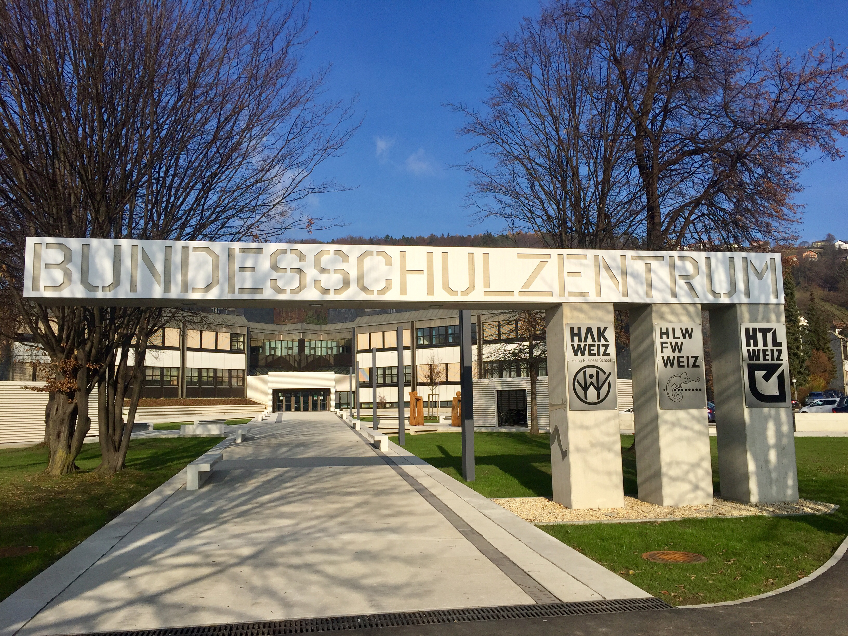 Sie sehen den Eingang zum Bundesschulzentrum in Weiz.