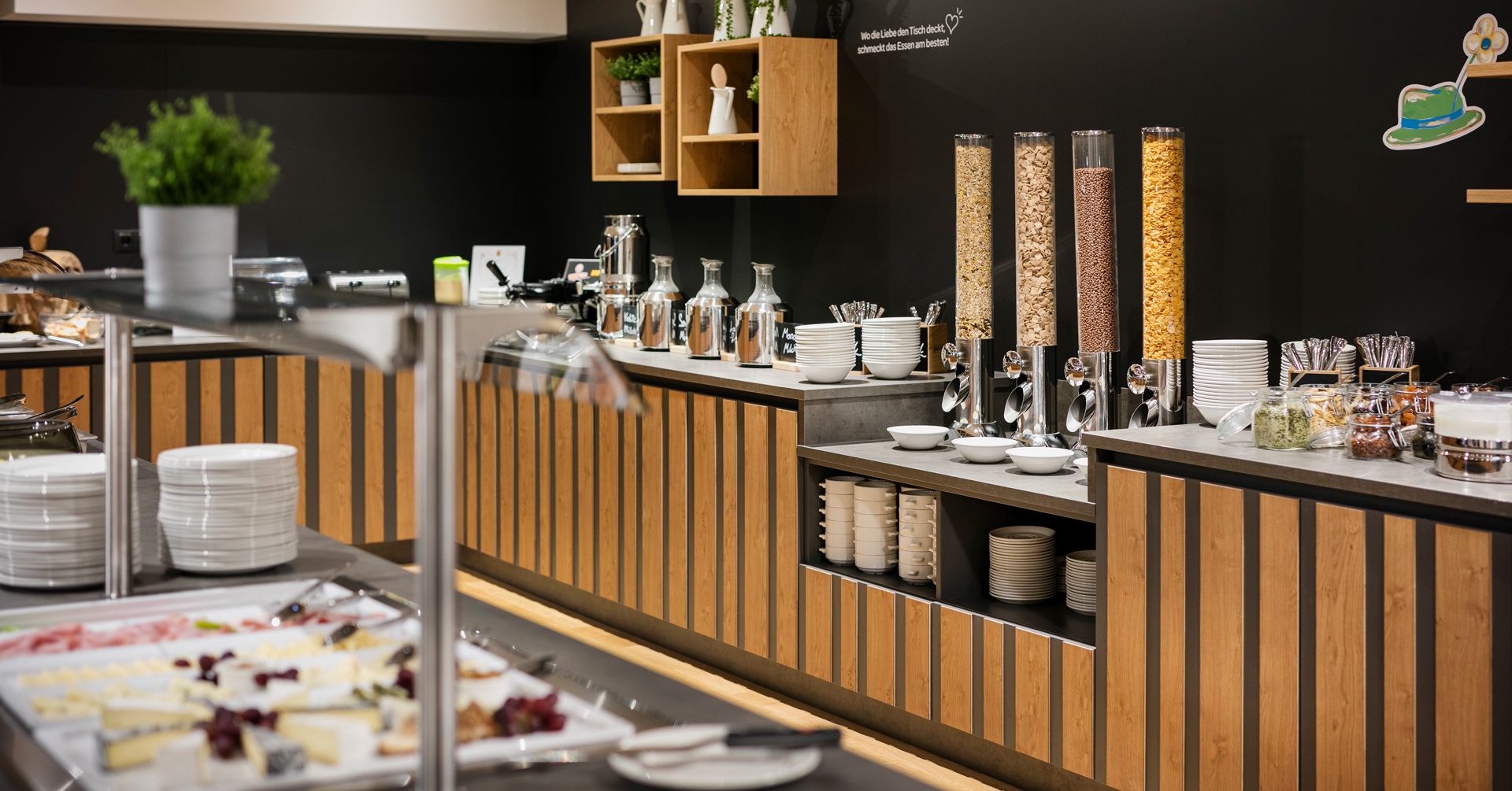 Buffetbereich mit reichhaltigem Frühstücks-, 
Mittags- und Abendessen im JUFA Hotel Altaussee. Der Ort für erholsamen Familienurlaub und einen unvergesslichen Winter- und Wanderurlaub.