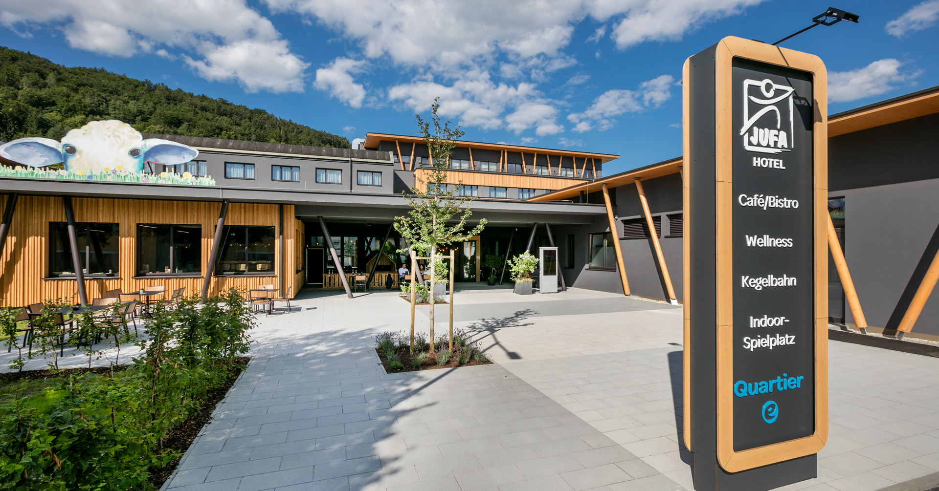 Sie sehen den ersten Eindruck des JUFA Hotel Weiz***s. Der Ort für kinderfreundlichen und erlebnisreichen Urlaub für die ganze Familie.